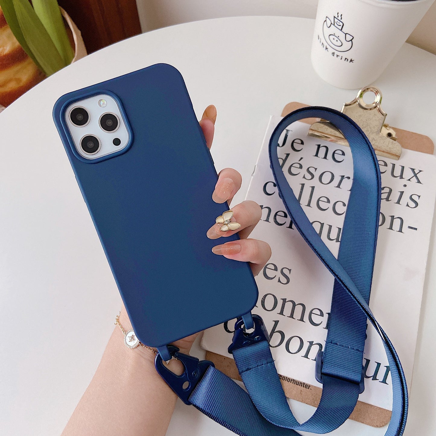 iPhone 16 Pro Max Handyhülle – Silikon Case mit breitem Crossbody-Band, stoßfest & stylisch