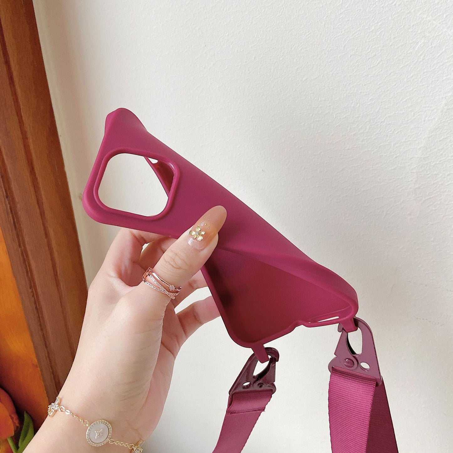 iPhone 16 Pro Max Handyhülle – Silikon Case mit breitem Crossbody-Band, stoßfest & stylisch