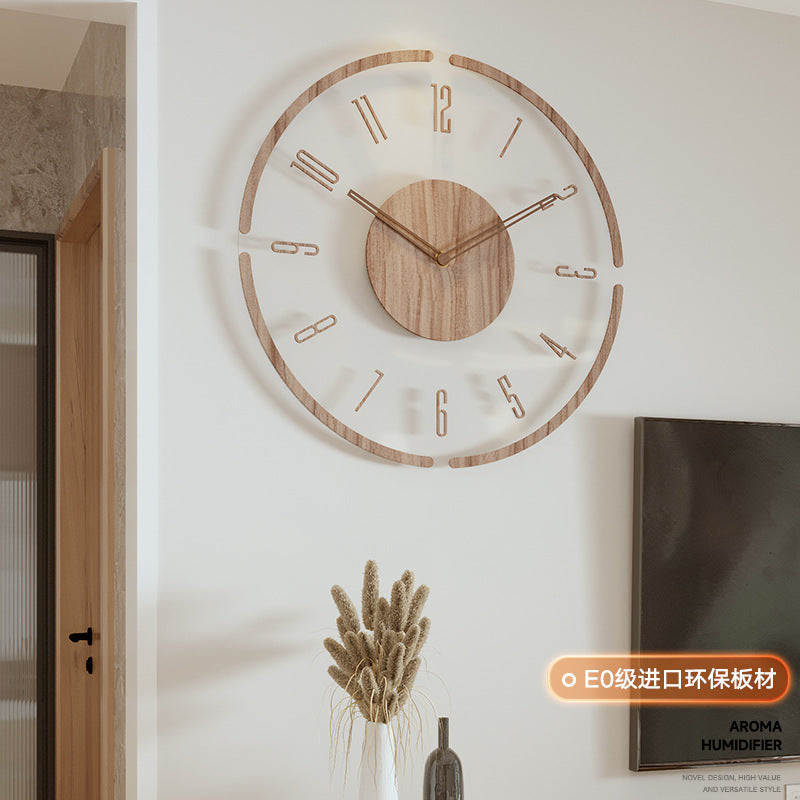 Moderne leise Wanduhr aus Holz