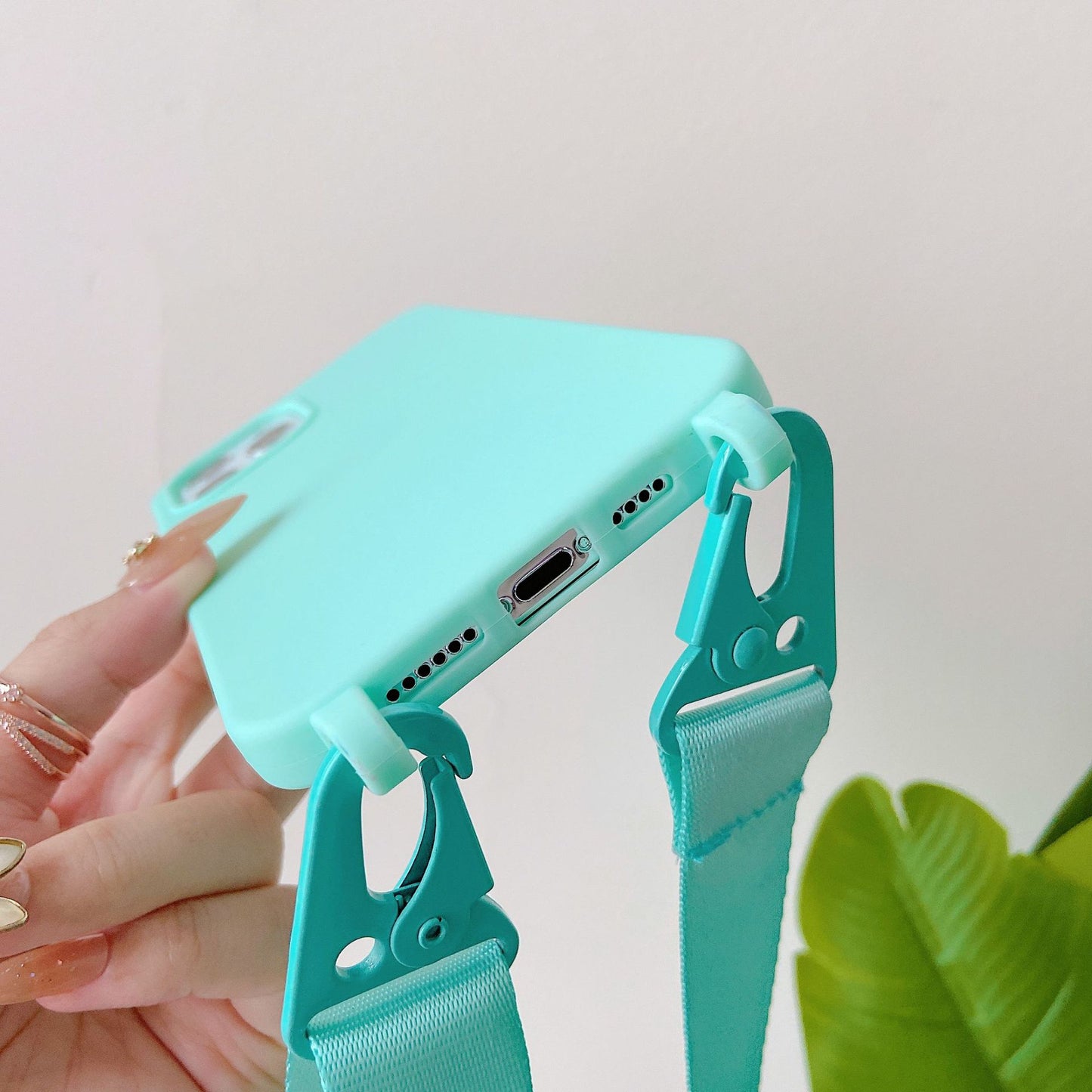 iPhone 16 Pro Max Handyhülle – Silikon Case mit breitem Crossbody-Band, stoßfest & stylisch