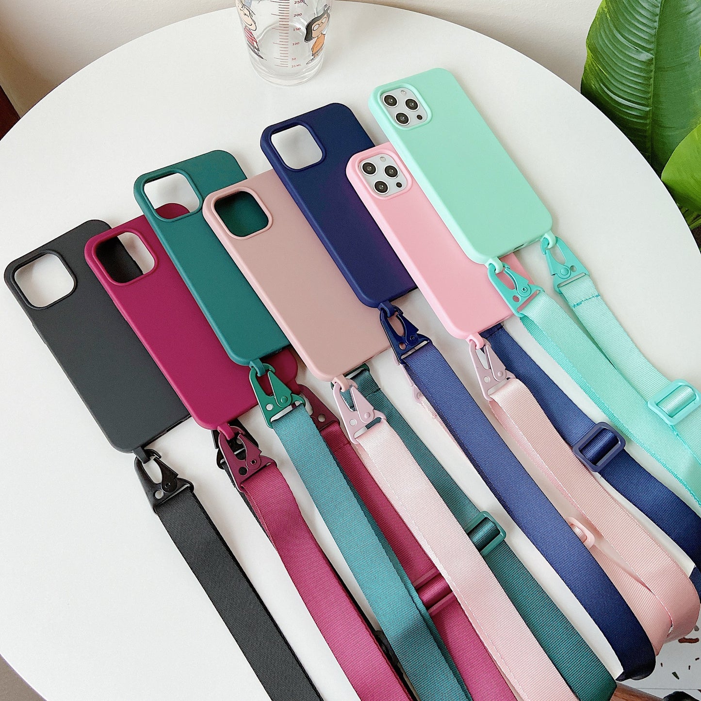 iPhone 16 Pro Max Handyhülle – Silikon Case mit breitem Crossbody-Band, stoßfest & stylisch