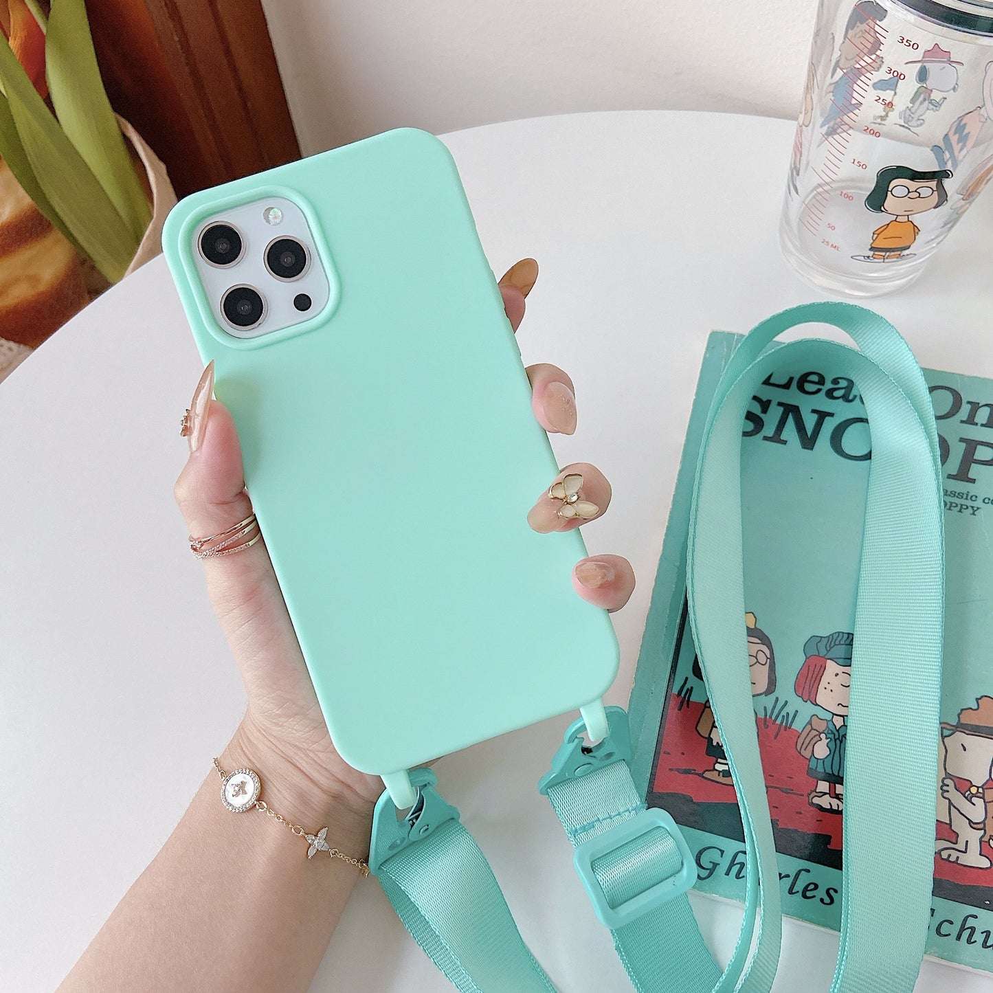 iPhone 16 Pro Max Handyhülle – Silikon Case mit breitem Crossbody-Band, stoßfest & stylisch