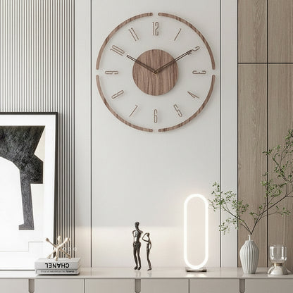Moderne leise Wanduhr aus Holz