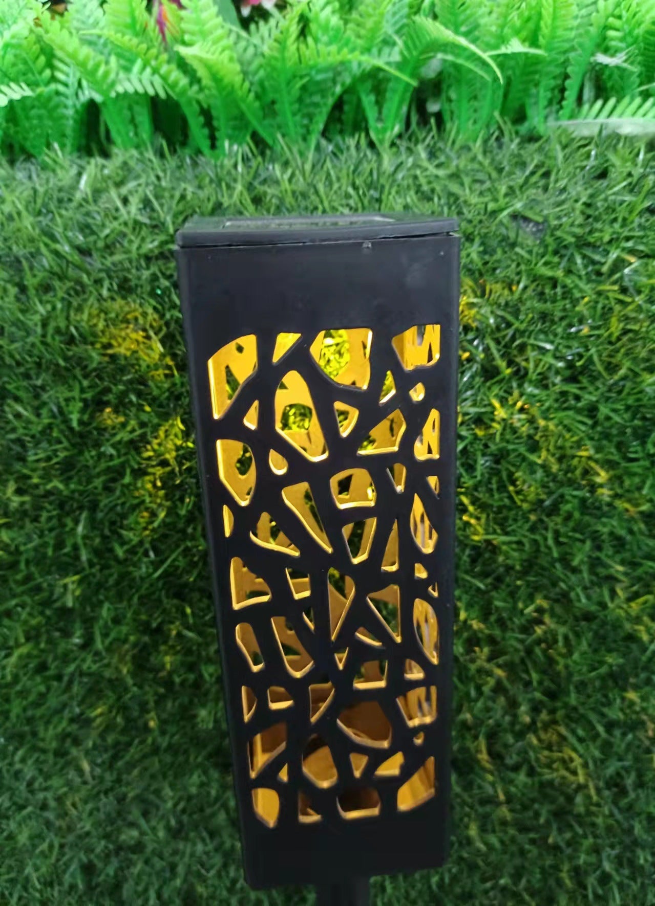 Solar-Hohlleuchte – Automatische Garten- & Rasenleuchte für stimmungsvolle Nachtbeleuchtung